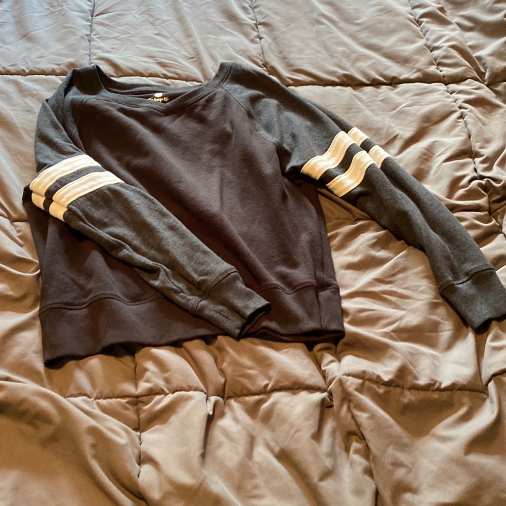 V Neck Sweatshirt: M